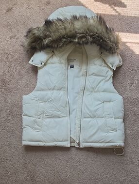 American Eagle Outfitters Cream Quilted Hooded Puffer Vest with Faux Fur Trim
